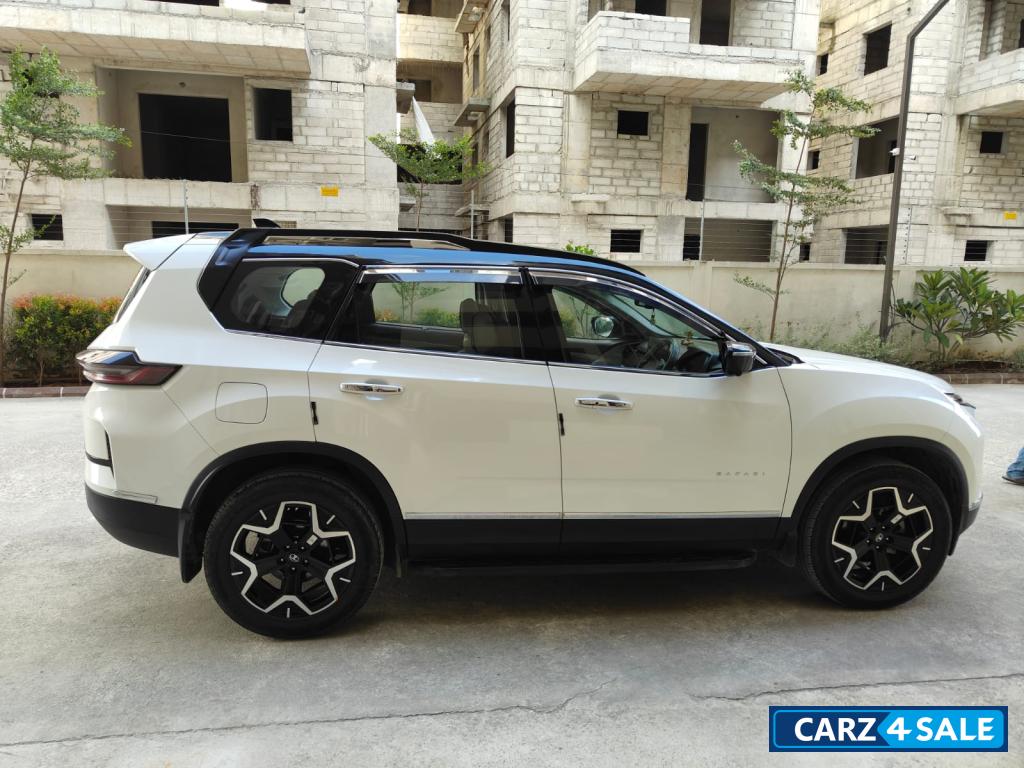 White & Black (dt) Tata Safari Accomplished Plus Dual Tone AT 7 STR