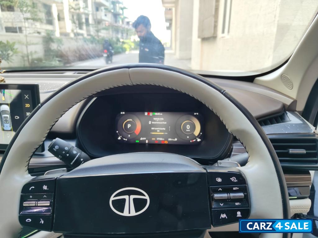 White & Black (dt) Tata Safari Accomplished Plus Dual Tone AT 7 STR