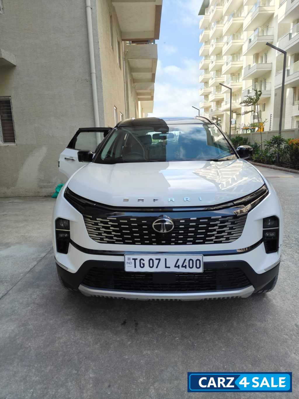 White & Black (dt) Tata Safari Accomplished Plus Dual Tone AT 7 STR