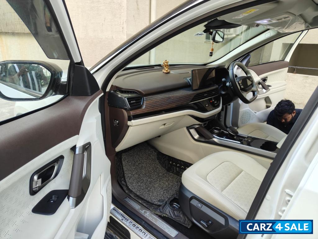 White & Black (dt) Tata Safari Accomplished Plus Dual Tone AT 7 STR