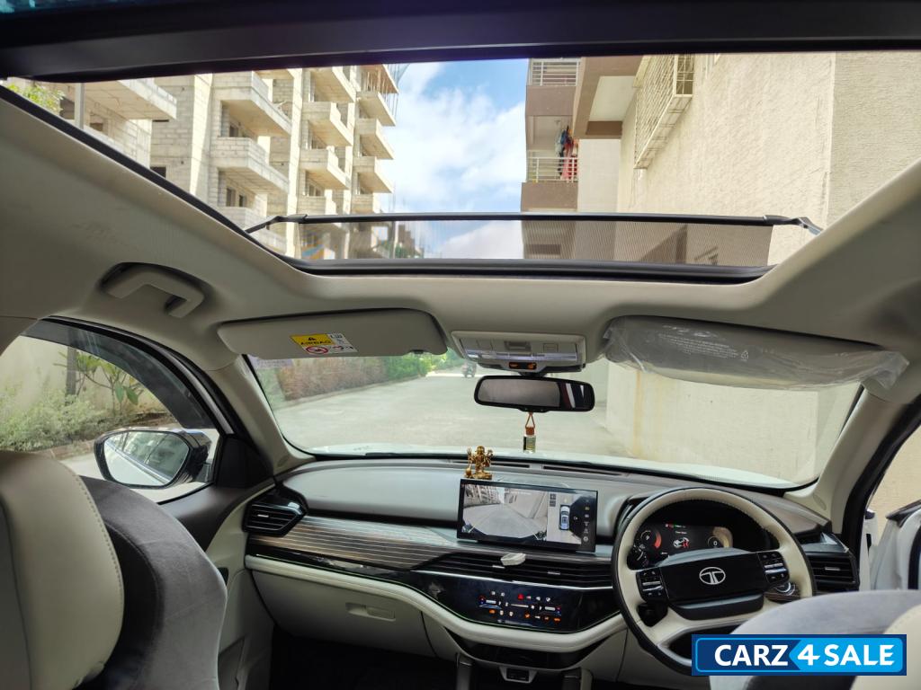 White & Black (dt) Tata Safari Accomplished Plus Dual Tone AT 7 STR