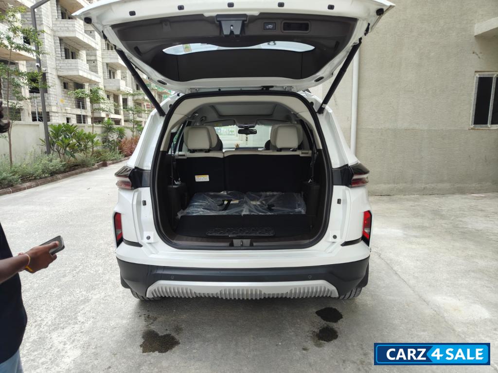 White & Black (dt) Tata Safari Accomplished Plus Dual Tone AT 7 STR