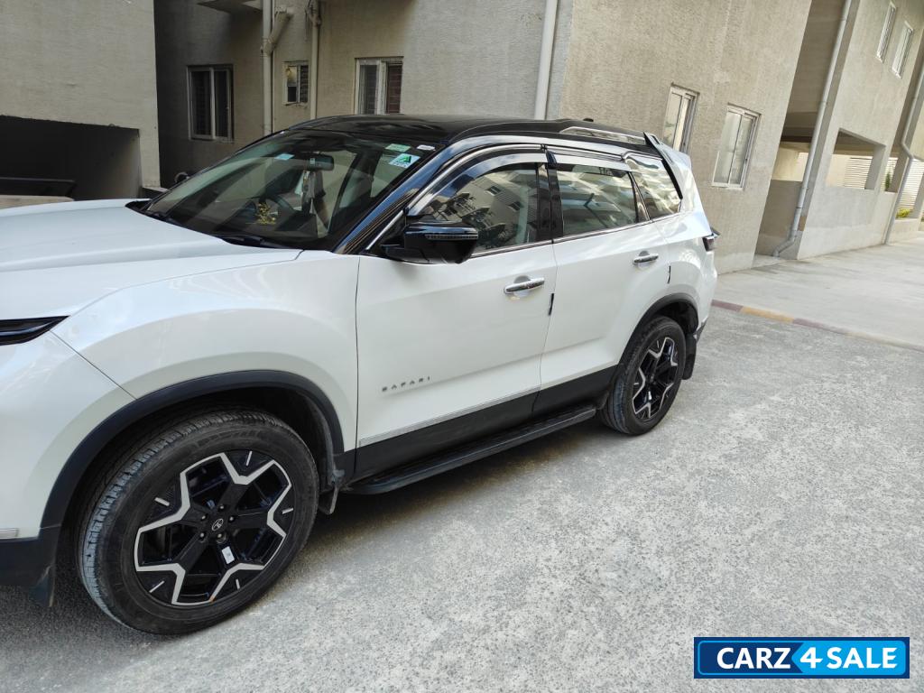 White & Black (dt) Tata Safari Accomplished Plus Dual Tone AT 7 STR