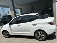 Polar White 2 Hyundai Aura 1.2 AMT kappa SX plus