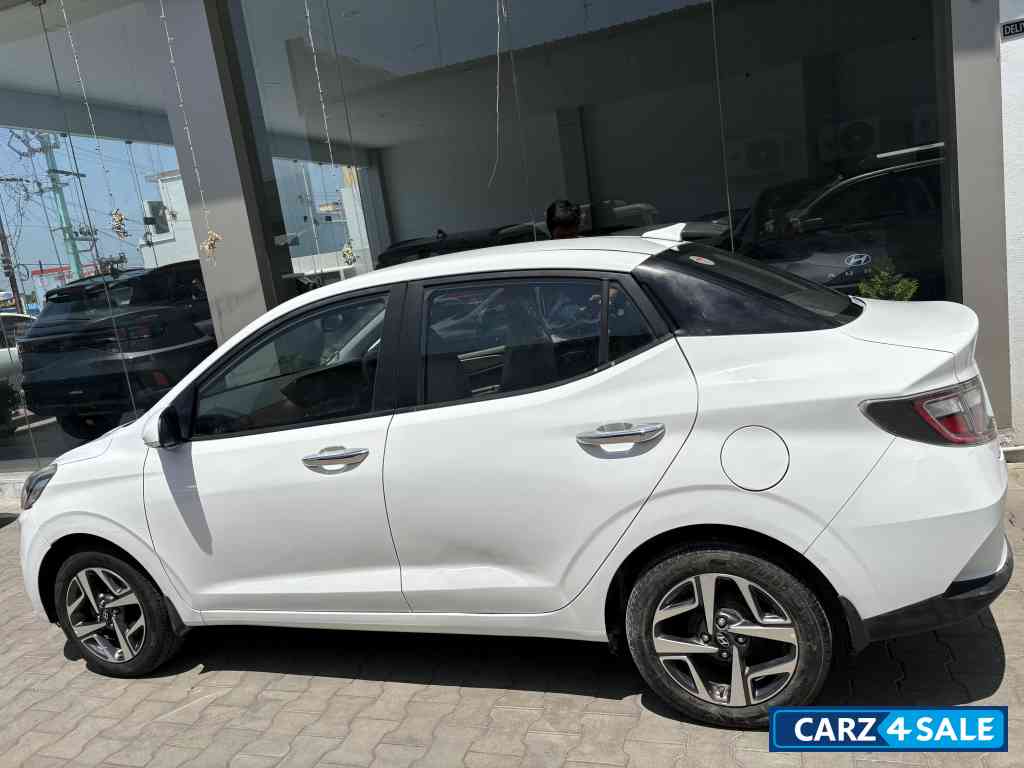 Polar White 2 Hyundai Aura 1.2 AMT kappa SX plus