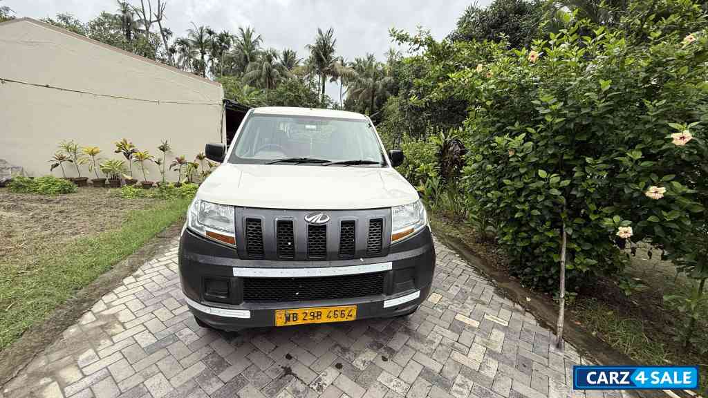 Mahindra TUV300 T4