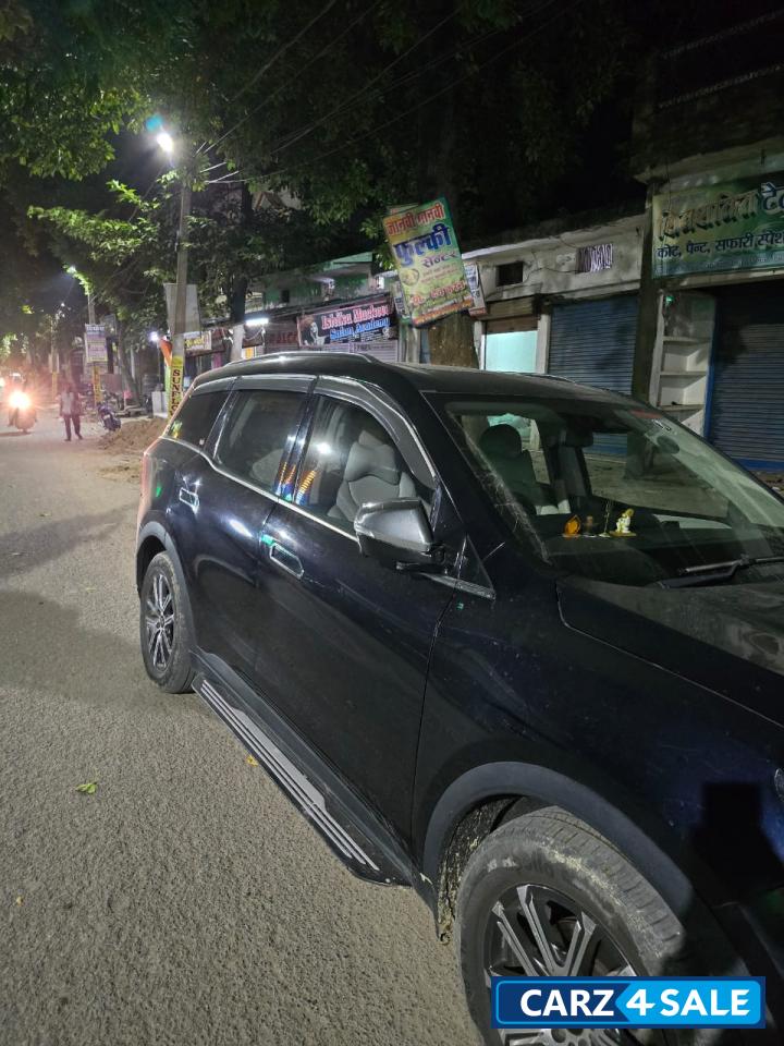 Midnight Black Mahindra XUV700 Ax7 l