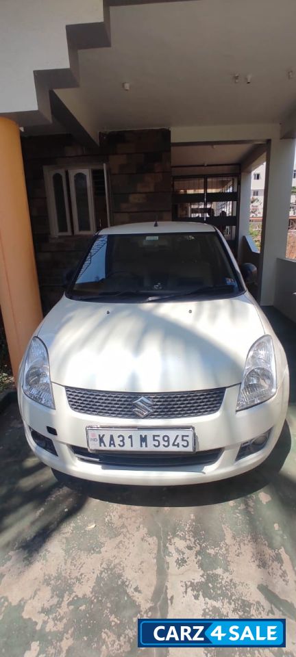 White Maruti Suzuki Swift vxi