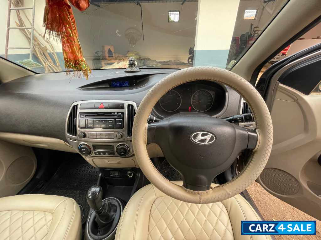 Brown Hyundai i20 Megna