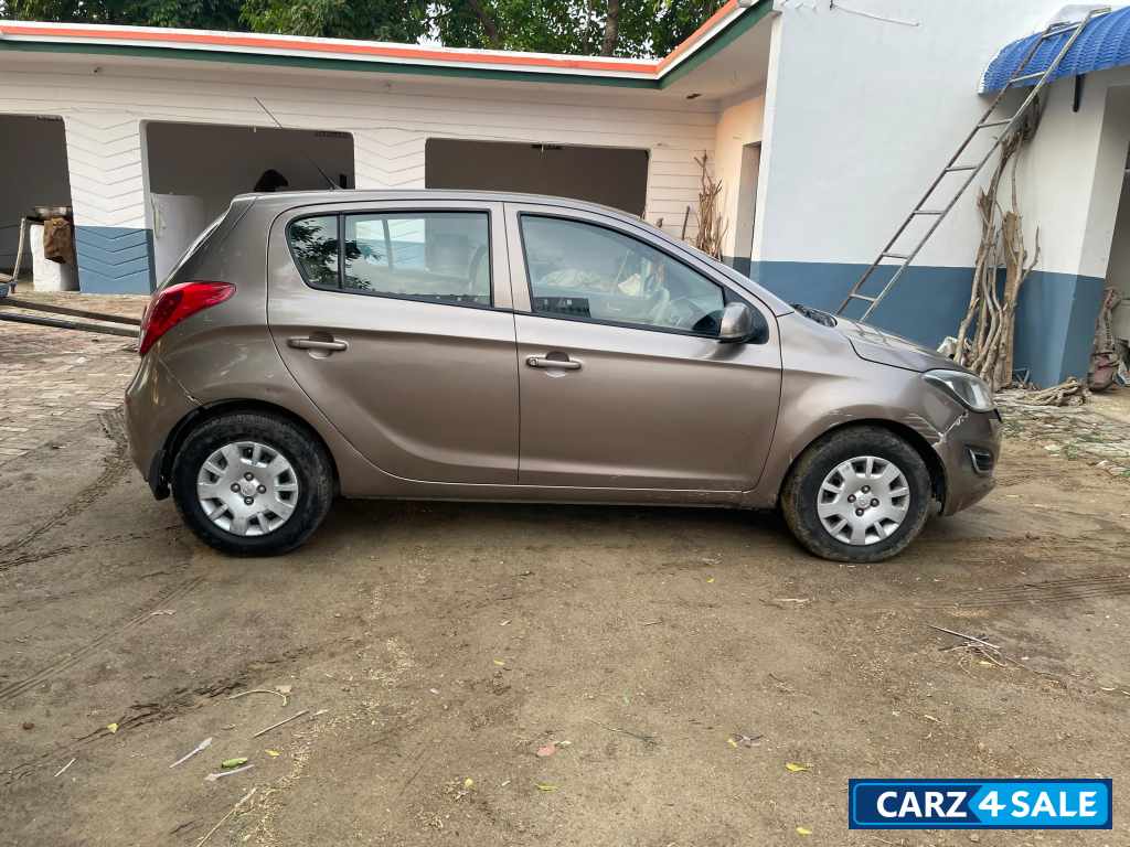 Brown Hyundai i20 Megna