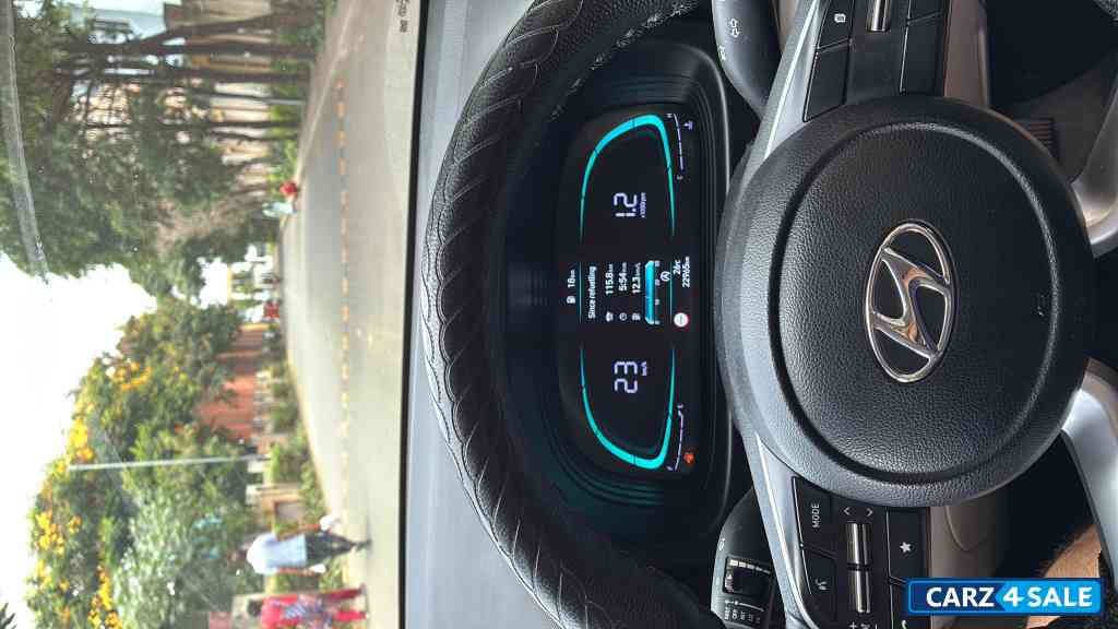 White Hyundai Venue SX Petrol 1.2