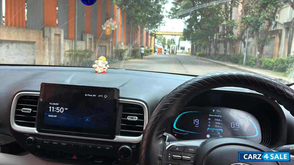 White Hyundai Venue SX Petrol 1.2