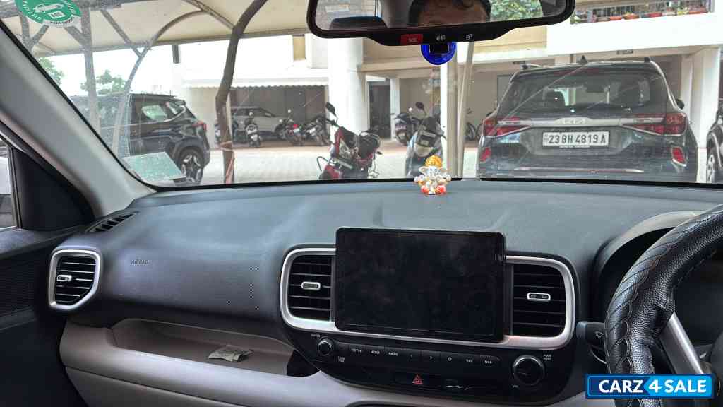 White Hyundai Venue SX Petrol 1.2