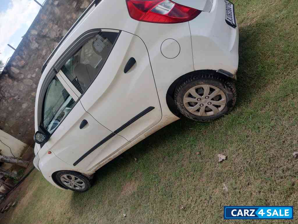 White Hyundai Eon Megna +