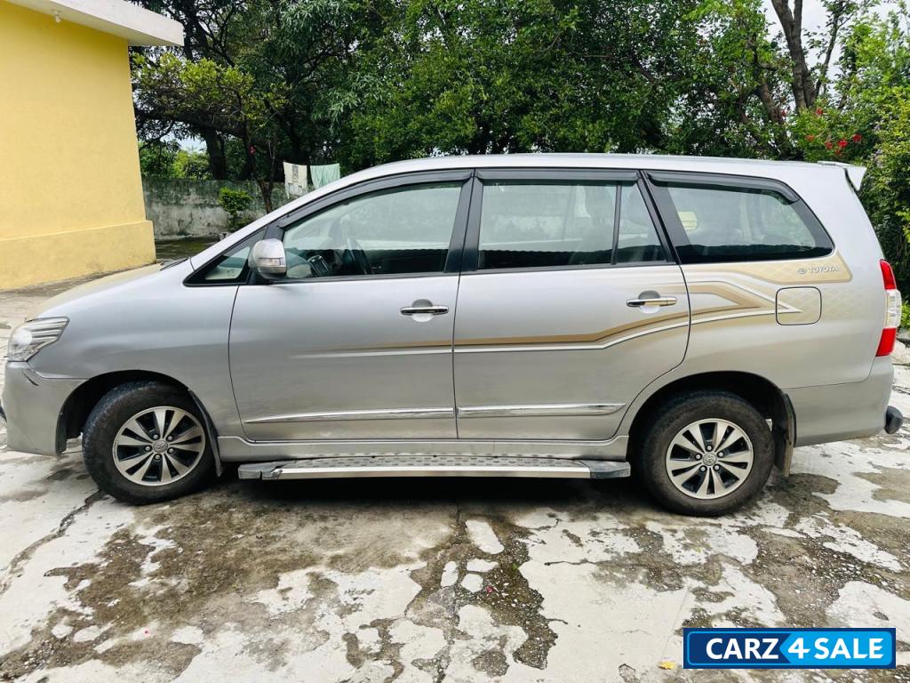 Silver Toyota Innova ZX Silver Toyota Innova ZX