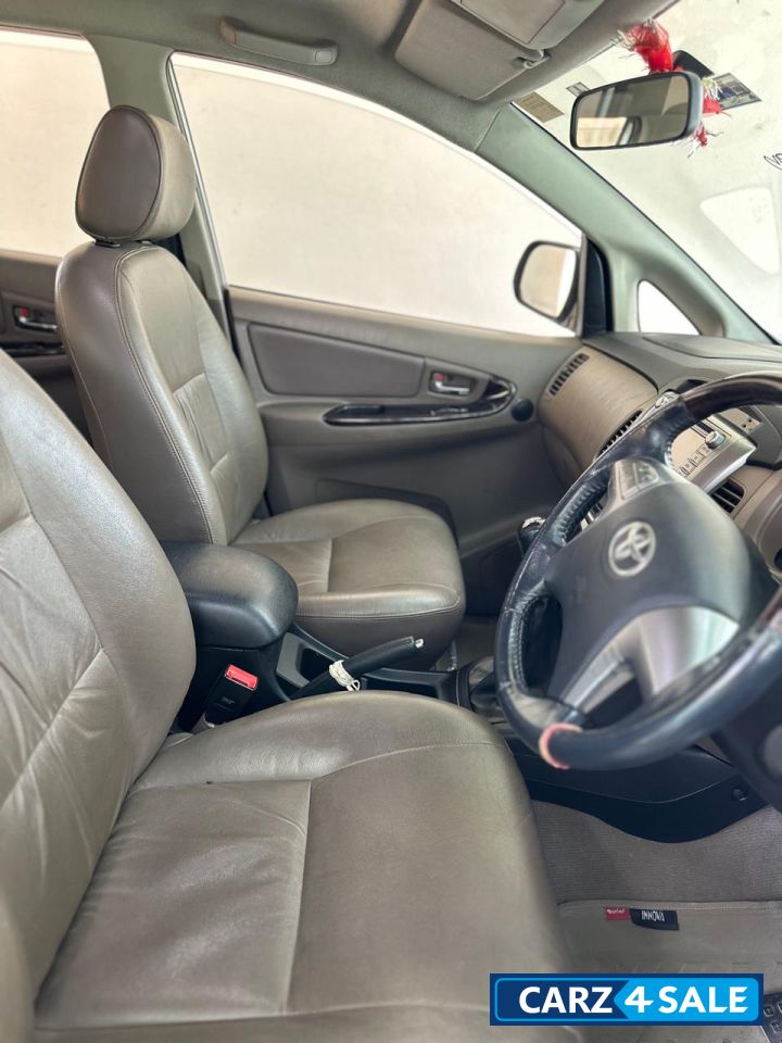 Silver Toyota Innova ZX Silver Toyota Innova ZX