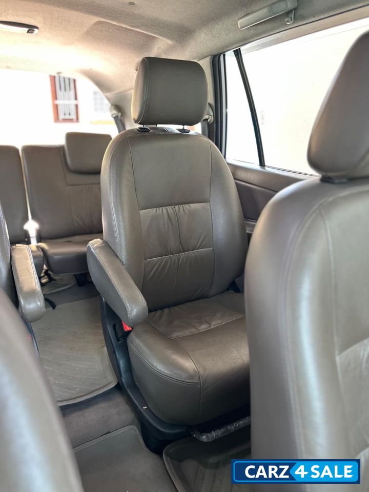 Silver Toyota Innova ZX Silver Toyota Innova ZX