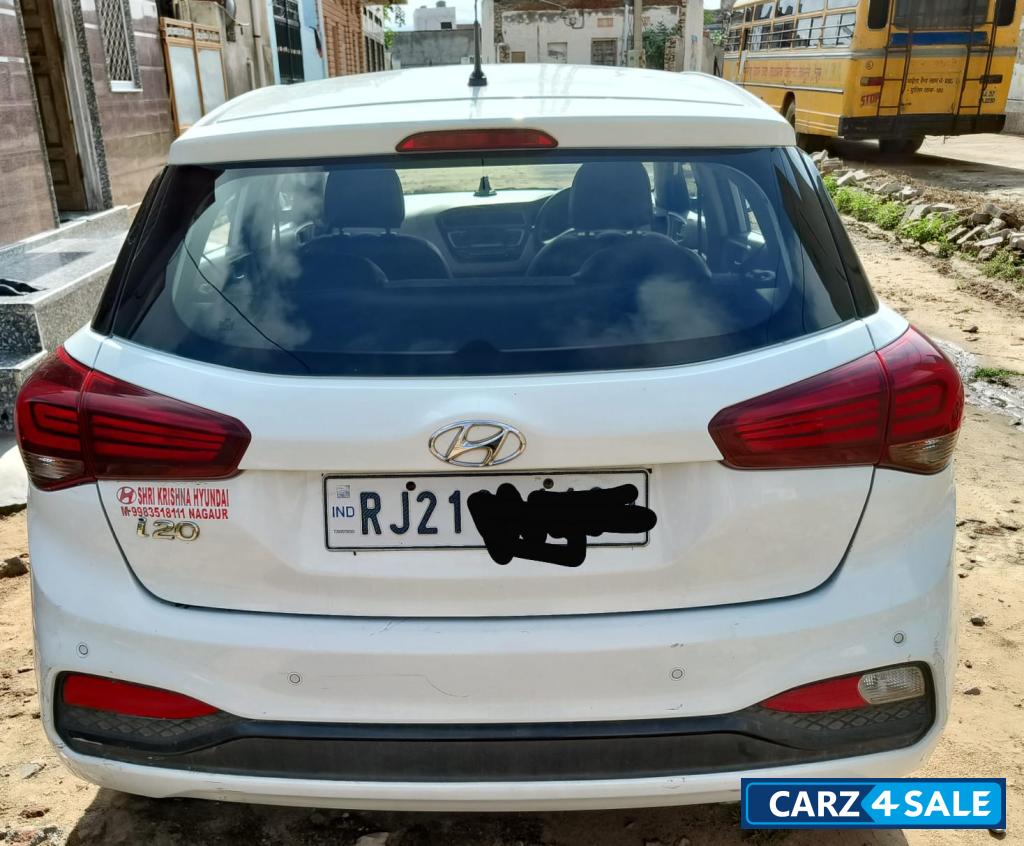 White Hyundai Magna+VTVT White Hyundai Magna+VTVT