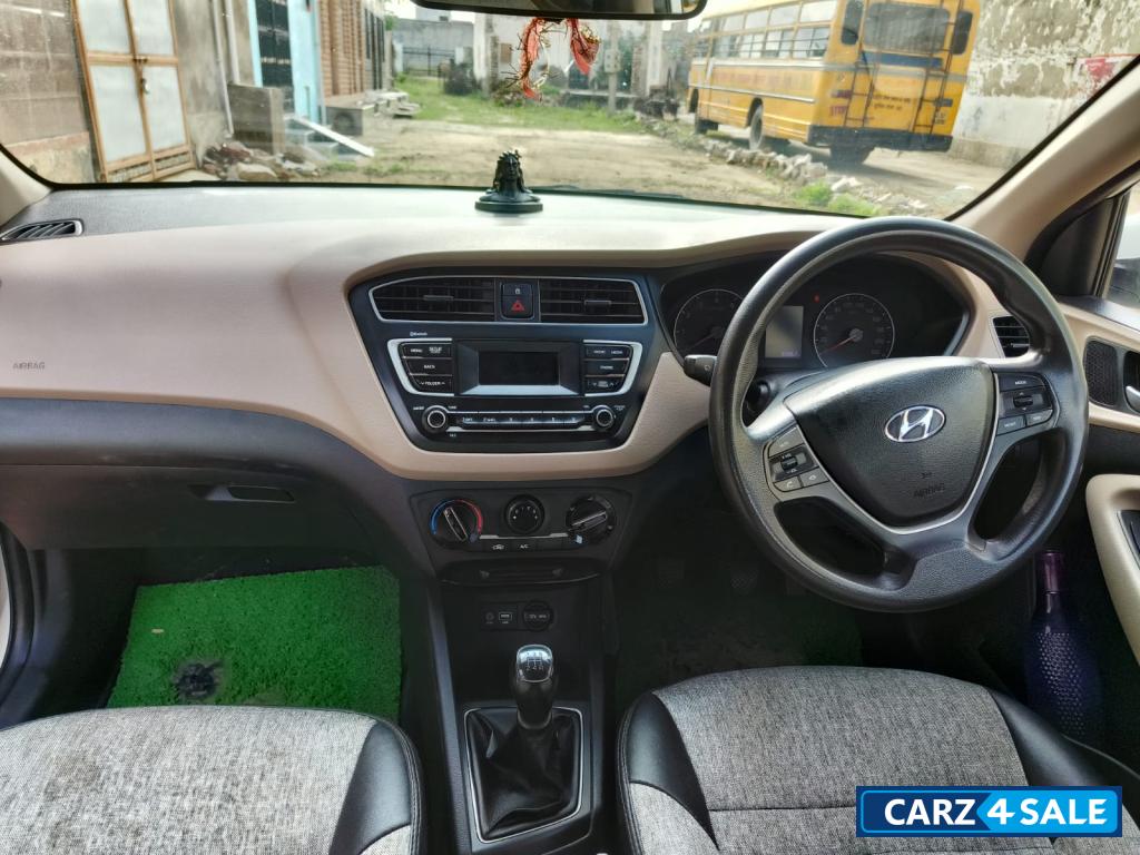 White Hyundai Magna+VTVT White Hyundai Magna+VTVT