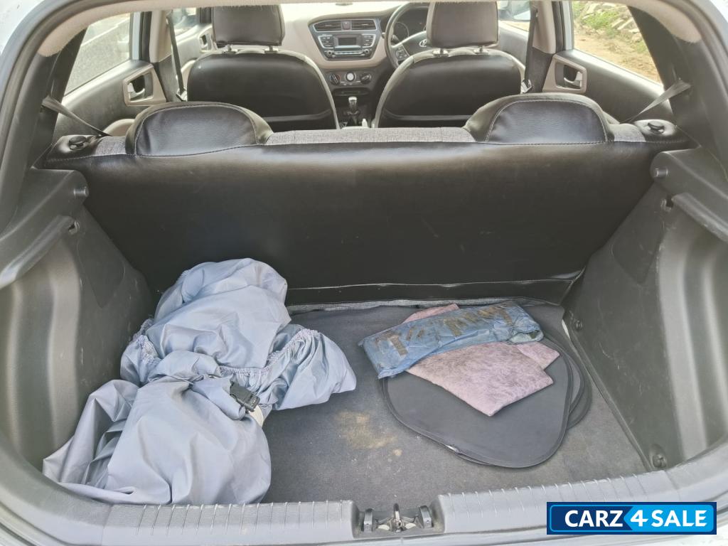 White Hyundai Magna+VTVT White Hyundai Magna+VTVT