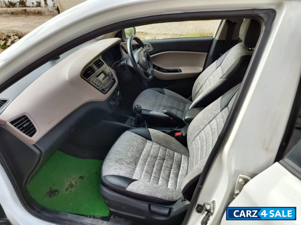 White Hyundai Magna+VTVT White Hyundai Magna+VTVT