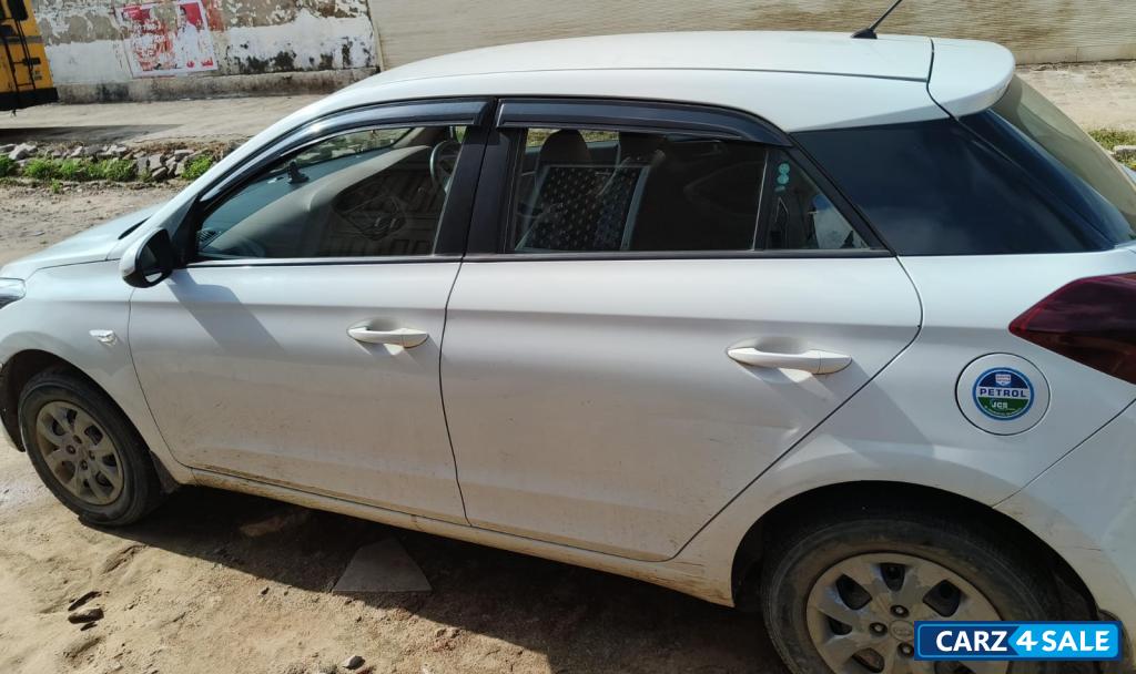 White Hyundai Magna+VTVT White Hyundai Magna+VTVT