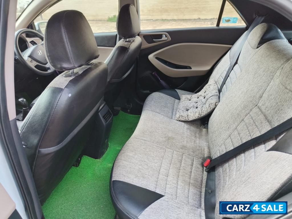 White Hyundai Magna+VTVT White Hyundai Magna+VTVT