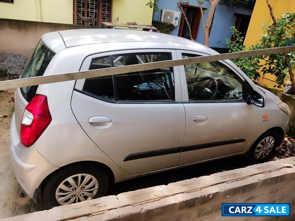 Silver Hyundai i10 sportz