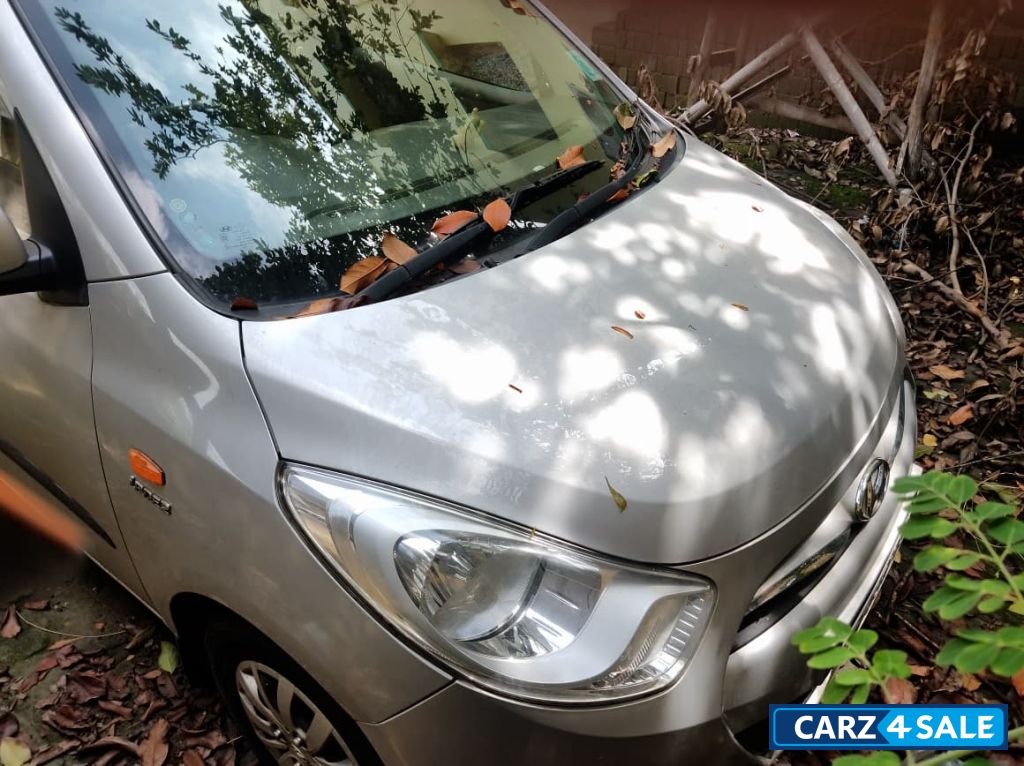 Silver Hyundai i10 sportz