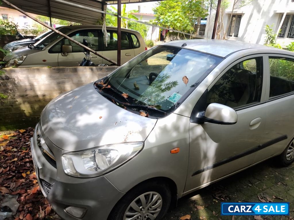 Silver Hyundai i10 sportz