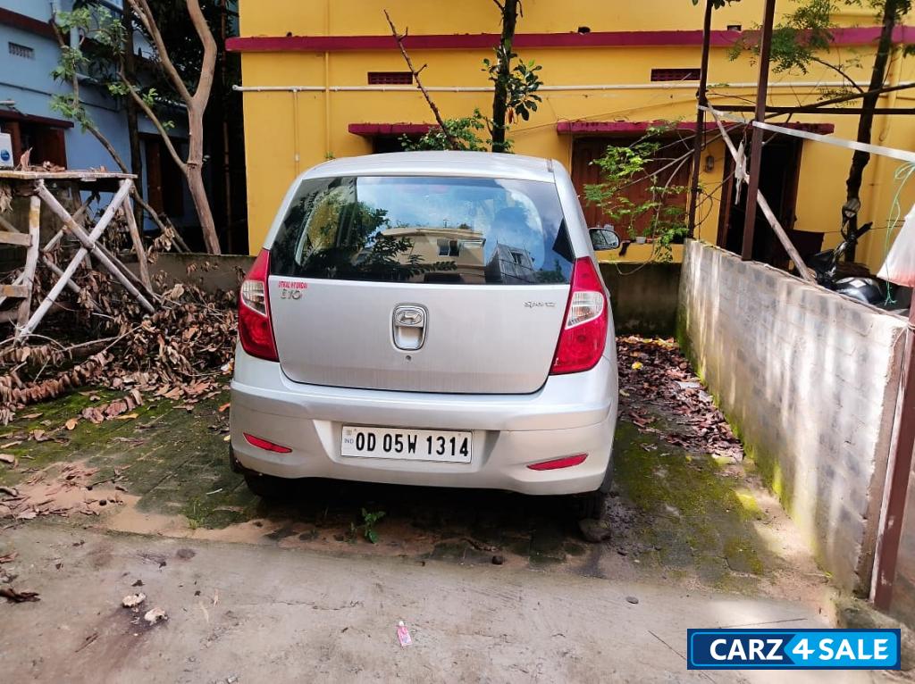 Silver Hyundai i10 sportz