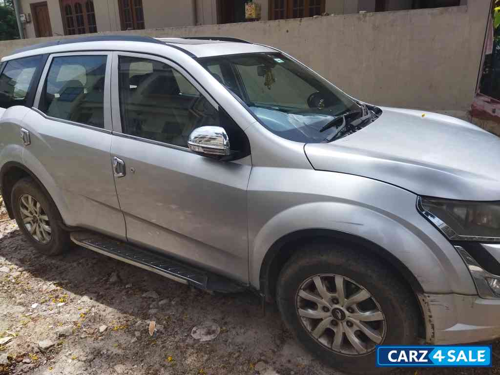 Mahindra XUV 500 W10