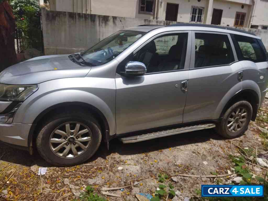 Mahindra XUV 500 W10