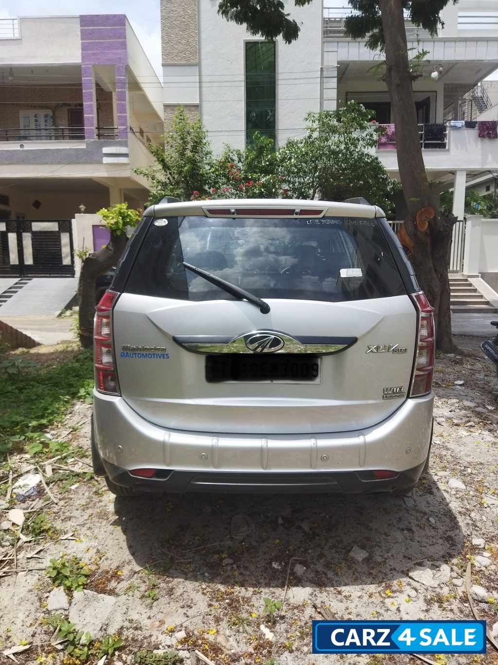 Mahindra XUV 500 W10
