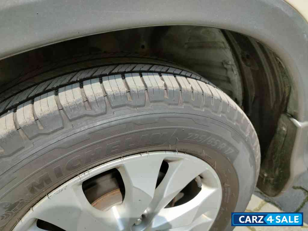 Taffeta White Honda CRV 2.4L AT AVN 4WD