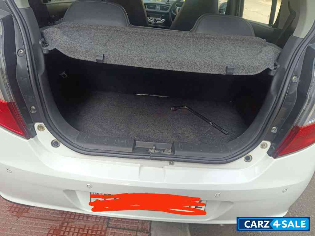 White Maruti Suzuki Alto K10 VXI AT (O) White Maruti Suzuki Alto K10 VXI AT (O)