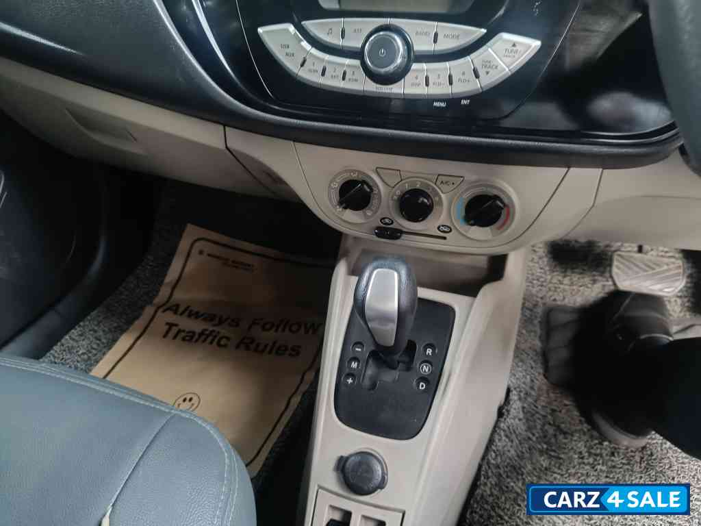 White Maruti Suzuki Alto K10 VXI AT (O) White Maruti Suzuki Alto K10 VXI AT (O)