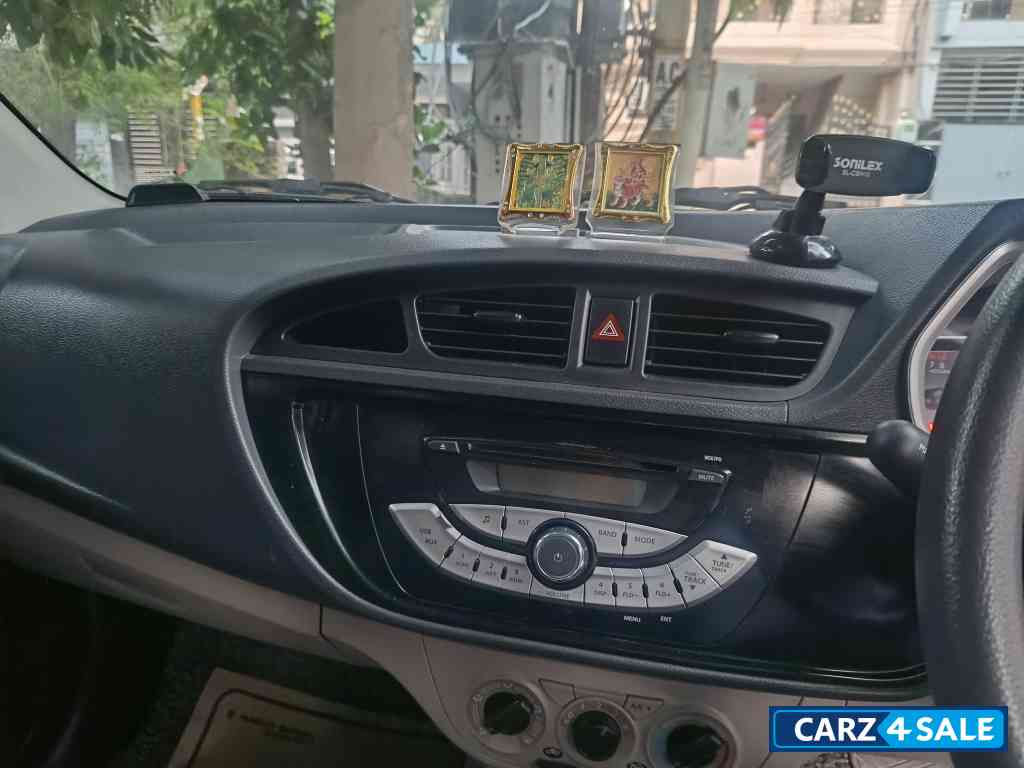 White Maruti Suzuki Alto K10 VXI AT (O) White Maruti Suzuki Alto K10 VXI AT (O)