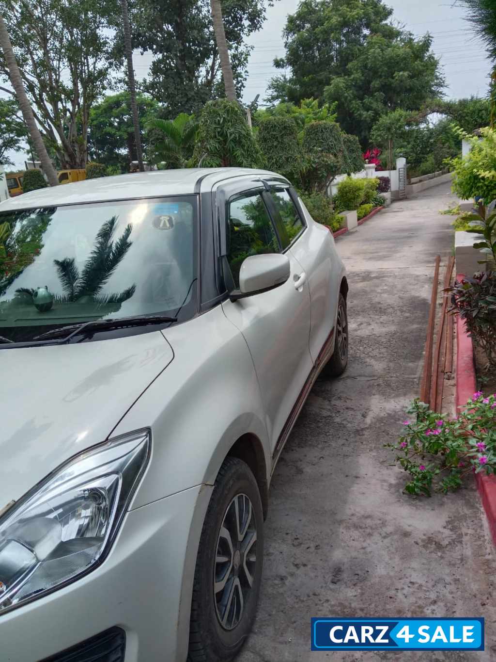 White Maruti Suzuki Swift Vxi AGS