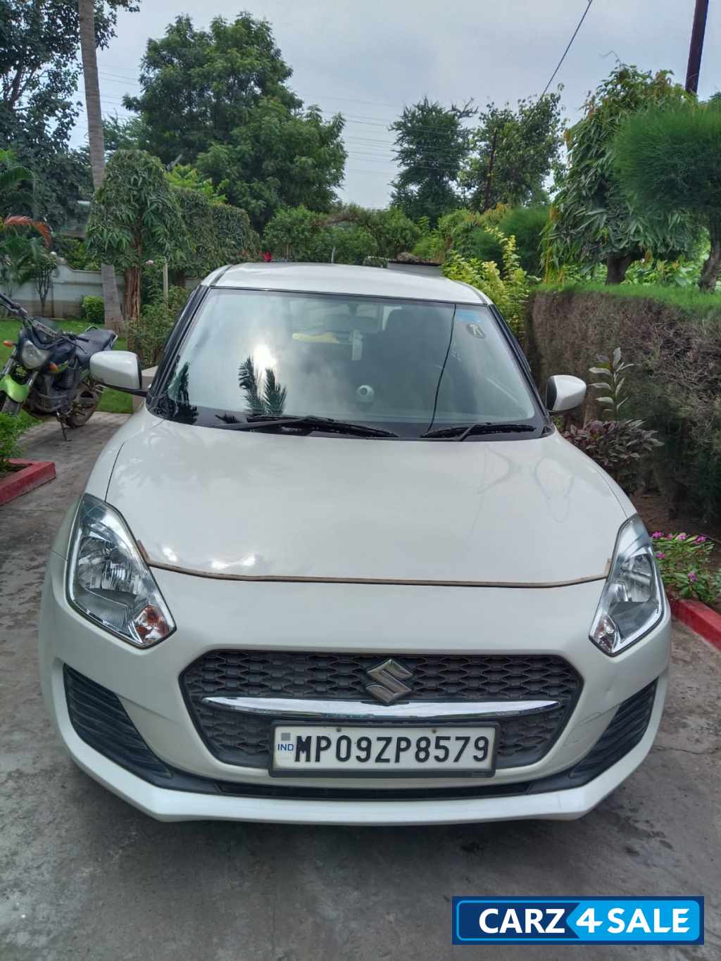 White Maruti Suzuki Swift Vxi AGS