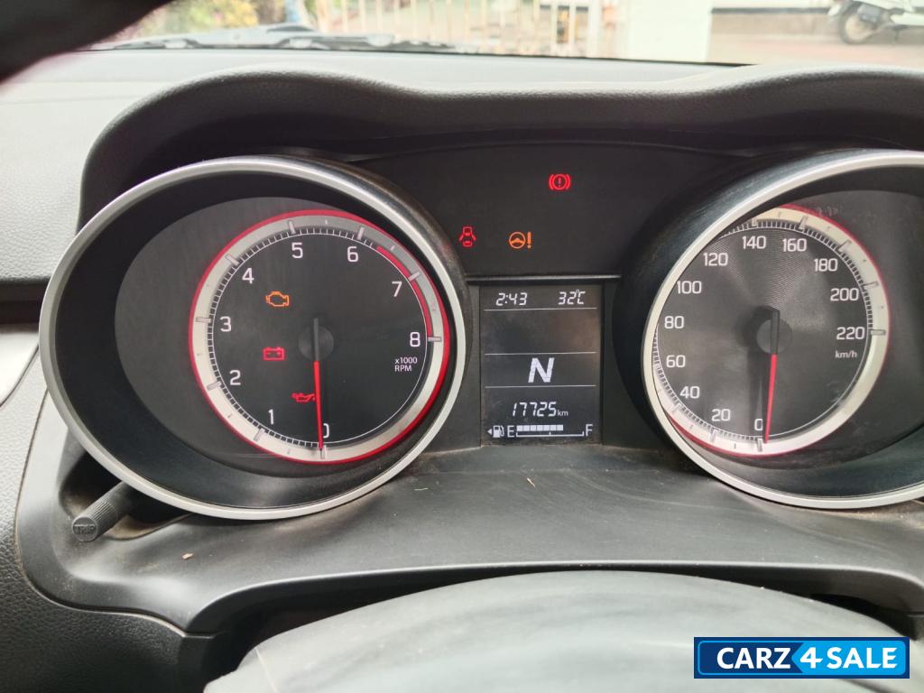 White Maruti Suzuki Swift Vxi AGS