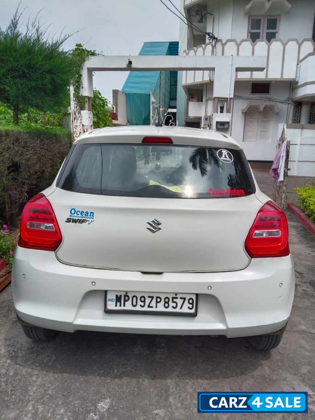 White Maruti Suzuki Swift Vxi AGS