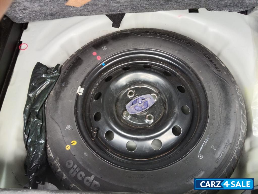 White Maruti Suzuki Swift Vxi AGS