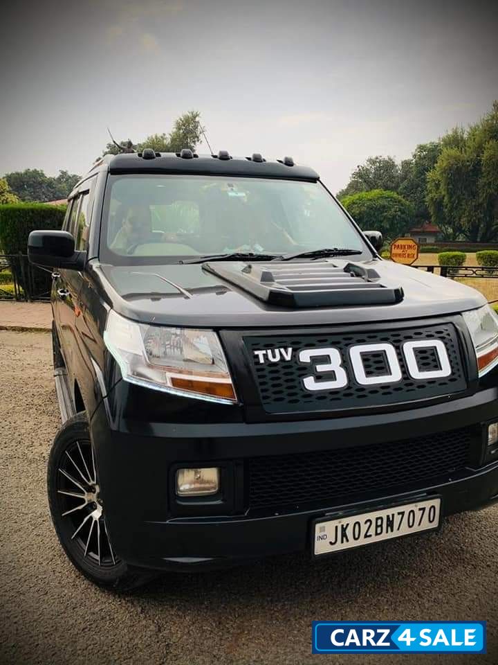 Mahindra TUV300 T6 Plus