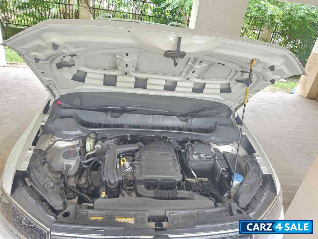 White Volkswagen Taigun 1.0TSI Topline