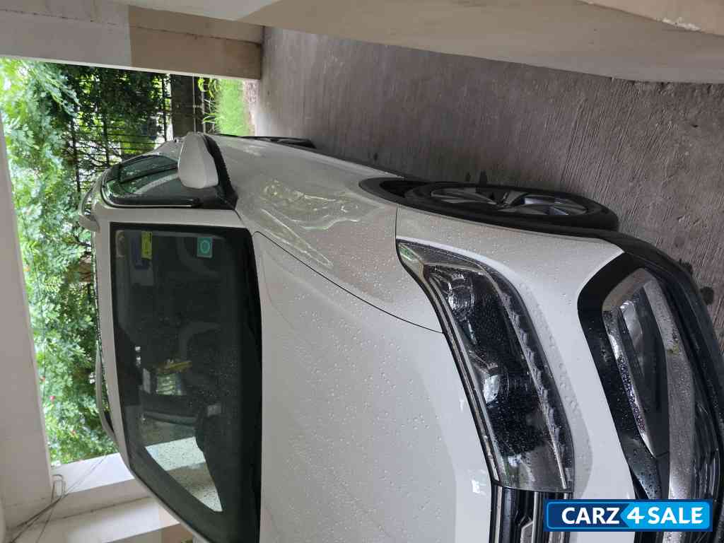 White Volkswagen Taigun 1.0TSI Topline