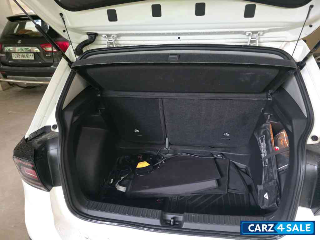 White Volkswagen Taigun 1.0TSI Topline