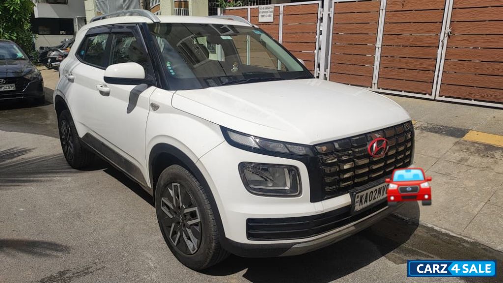 White Hyundai Venue Executive Turbo