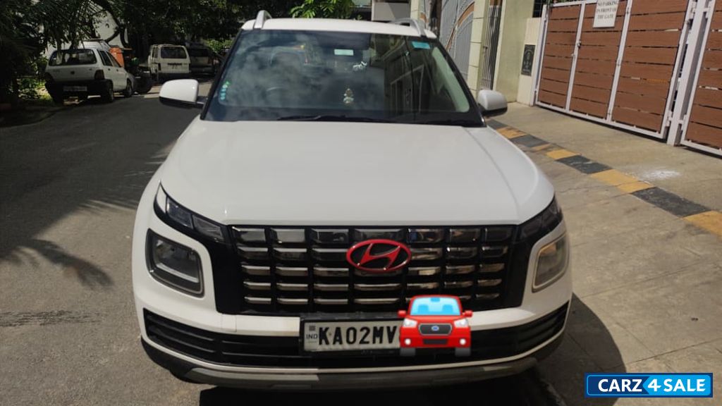 White Hyundai Venue Executive Turbo