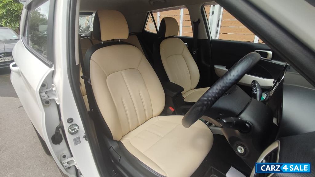 White Hyundai Venue Executive Turbo